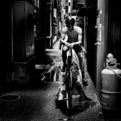 hizokucycles:Reposted from @danielhughesuk - Tokyo backstreets…. Tōkyō uradōri . @bassobikes @ridesh