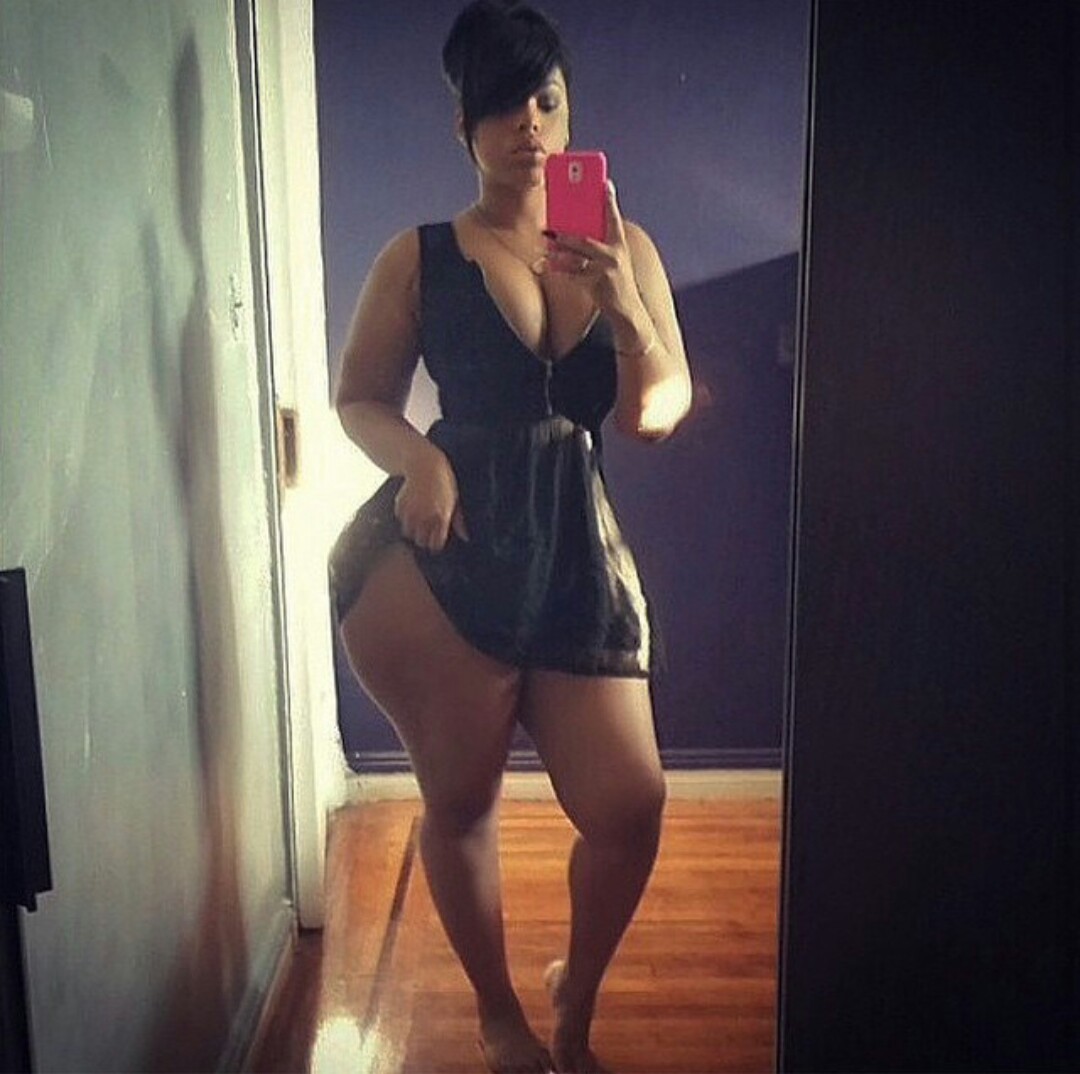 apollo2095:  everydayphotos77:  Thighs and Hips👌  Oh damn