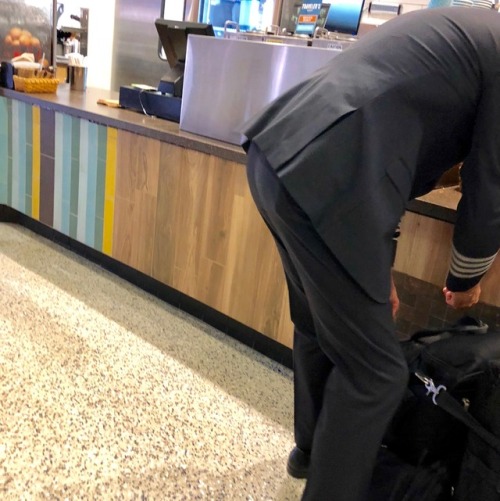 daddiesonthego:  Perky Pilot Daddy grabbing coffee from his favorite spot near gate C37 before his r