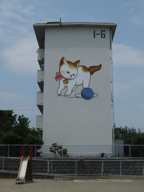 tamazo2: 将監団地（1973～1978年）の猫の住棟壁面 宮城県仙台市泉区 2014