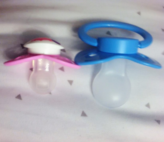 crayola-crybaby:  I just got my first adult binkie, and of course the first thing I wanna do is tear it apart and make it look cute! I don’t know about you, but I much prefer the super cute MAM brand guards to the plain, solid colored ones most pacifiers