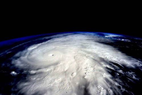 lapinchecanela:Huracán Patricia visto desde la Estación Espacial Internacional. Manden sus mejores v