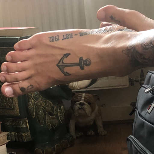 bigcityideas:Tattoos and Toes great feet