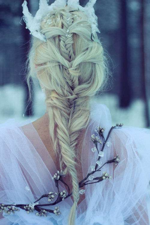 love2laughmore:  musicofthedawn:  orphania:  © Mirish  ♣ ♧ beyond the edge ♤ ♠   my hair needs and wants this….