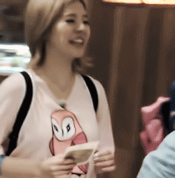 kandycute:  Sunny so cute running to Grandpa ㅠㅠㅠ 