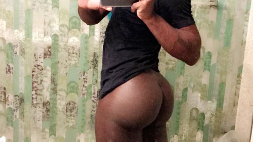 addicted2cakes:  Submit pics/videos to Single_nigga_2000@yahoo.com Follow on twitter @carmelmocaswagg & tumblr http://addicted2cakes.tumblr.com