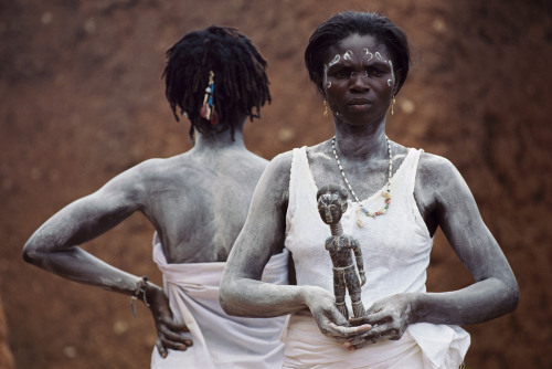 dynamicafrica: French photojournalist Olivier Martel has travelled the world capturing images of wom