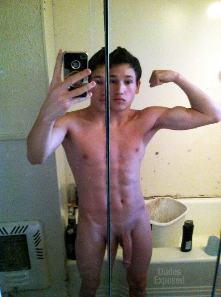 nakedguyselfies:  Naked Guy Selfies, the only blog with a 100% Boner Guarantee, try