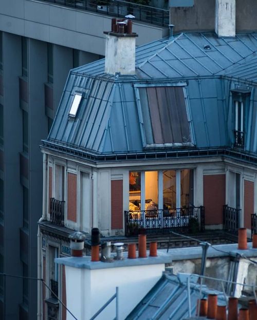 bonjourfrenchwords: Chaque soir, à 20h, les gens se mettent à leur fenêtre et applaudissent le perso