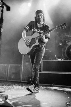 ptv-daily:Vic Fuentes by elmakias