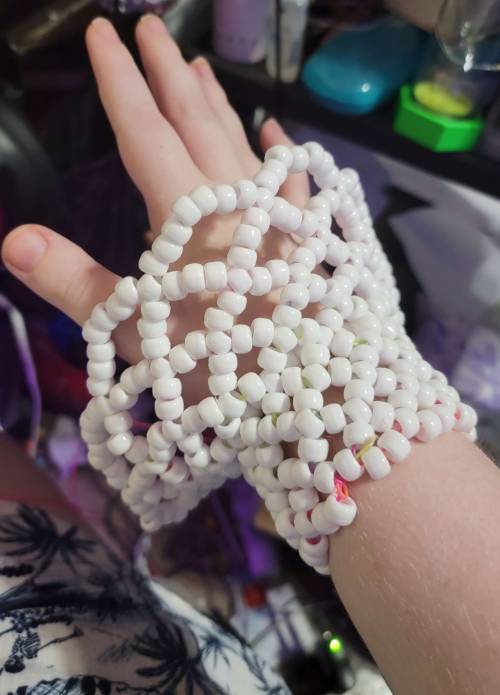 Hi guys! New to kandi, I was wondering if this string is good to use for  cuffs like the one pictured? It is .7mm : r/kandi