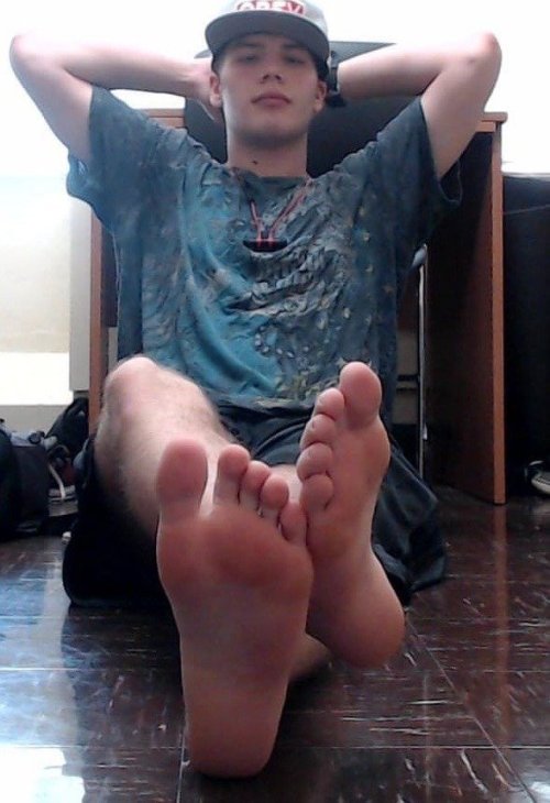 malefootsage:His wide, chunky feet have been