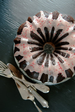 4himglory:  Cherry-Pop Chocolate Cake┃Hungry