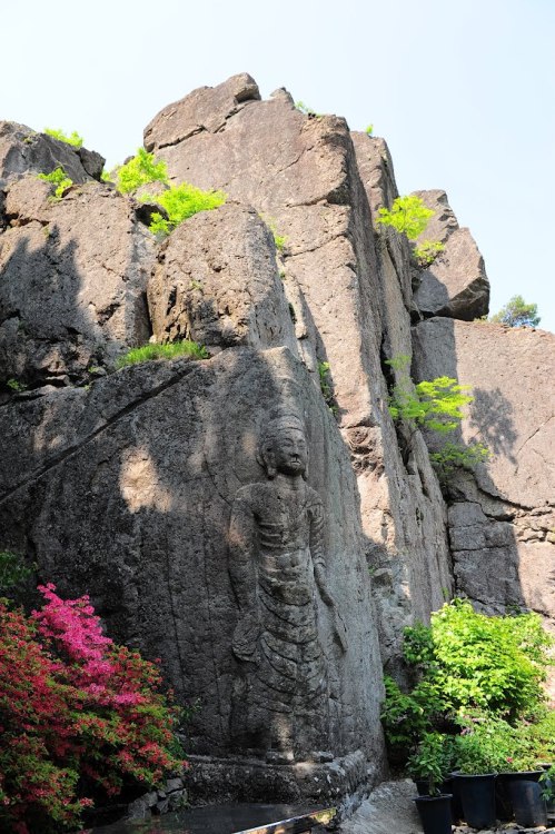 Ma Ae Cliff Buddha, Geumo Mountain / South Korea (by Earth&amp;Sky).