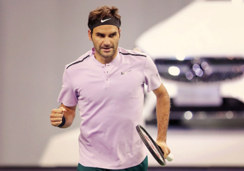 Roger Federer defeats Juan Martin del Potro 3-6 6-3 6-3 in the semifinals of the Shanghai Rolex Mast