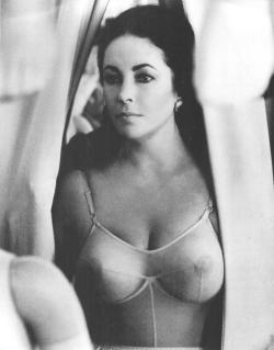 pin-up-art-stuff:  Elizabeth Taylor