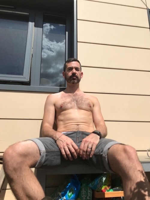 hairyhunghotmen: delectablycrispybarbarian: Sun’s out… balls out? Yes please