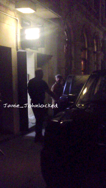 jamiejohnlocked: Daily “went straight to the car” Martin LOL~ This stage door is just so