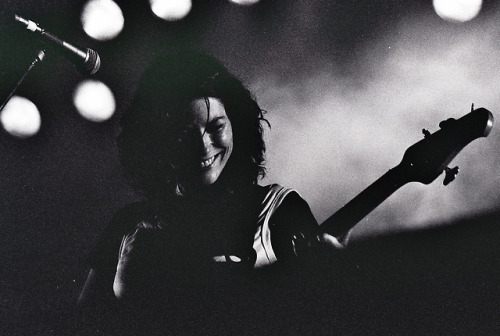 creativity4u:Kim Deal playing with the Pixies, Reading Festival 1990