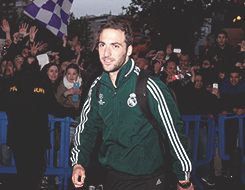 concretar:  More than 200 supporters showed up to the Santiago Bernabéu to show support to the team ahead of Tuesday’s Champions League semi-final match against Borussia Dortmund. Despite the rain, the fans gathered and sang songs of support of a