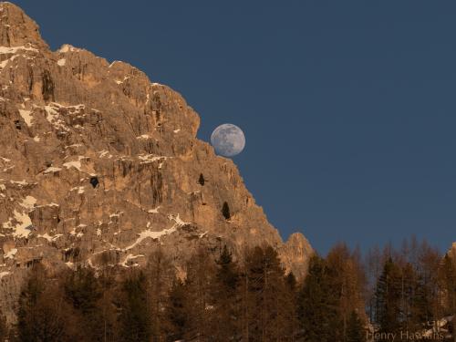 oneshotolive:  Moonrise in the Italian Dolomites [OC] [2160 × 1620] [IG @henryhawkins] 📷: HHank52 