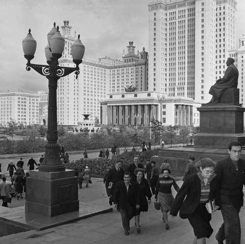 sovietpostcards:Moscow State University. Students of the Physics Department. Photo by David Sholomov