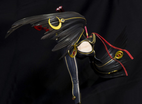 yoshesqueblr:  1/6 Bayonetta (Flare) sculpted by Yoshizawa Mitsumasa  1/7 Bayonetta (Phat Company) sculpted by  Melting Neuron  