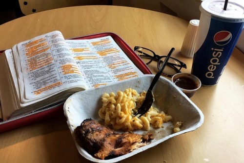 Never miss an opportunity to dive in the word. #lunchtime #fedbythewordandUNCW (at UNCW)