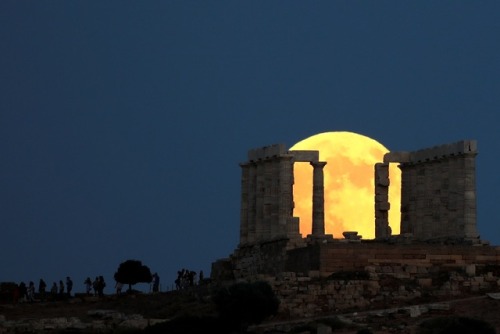 gemsofgreece:Blood Moon over Greece