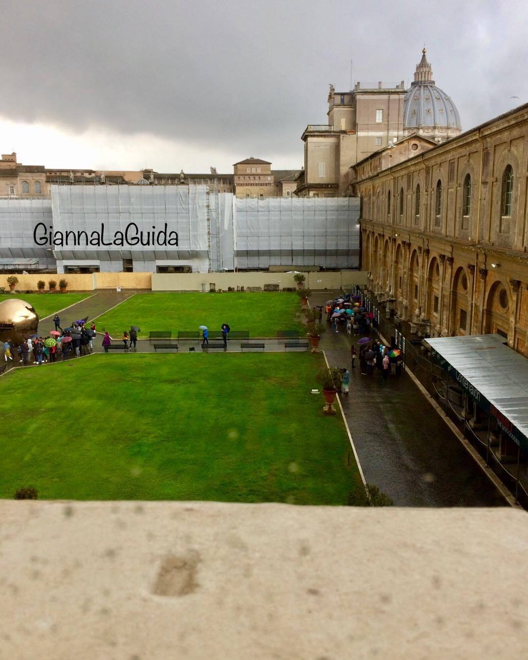 Musei Vaticani, cortile della Pigna e Cupola di San Pietro. Per informazioni sulle visite o ricevere la newsletter:📨giannamercatanti@gmail.com #visitaguidatamuseivaticani #guidaabilitatamuseivaticani #visitaguidatavaticano #guidedtours...