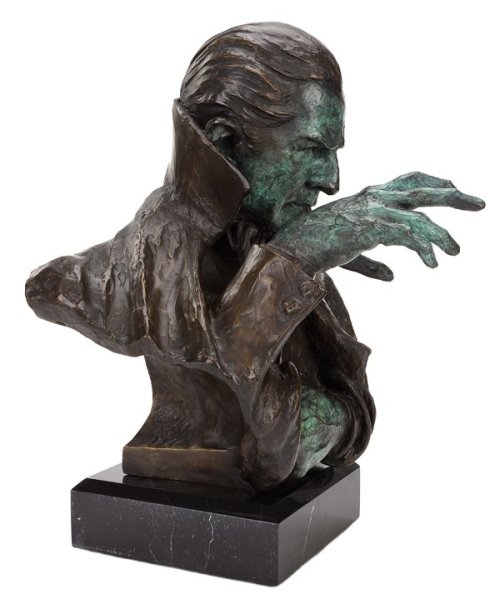 beladraculalugosi:Amazing artwork  Bela Lugosi as “Dracula” bronze sculpture by Henry Alvarez!  Keep