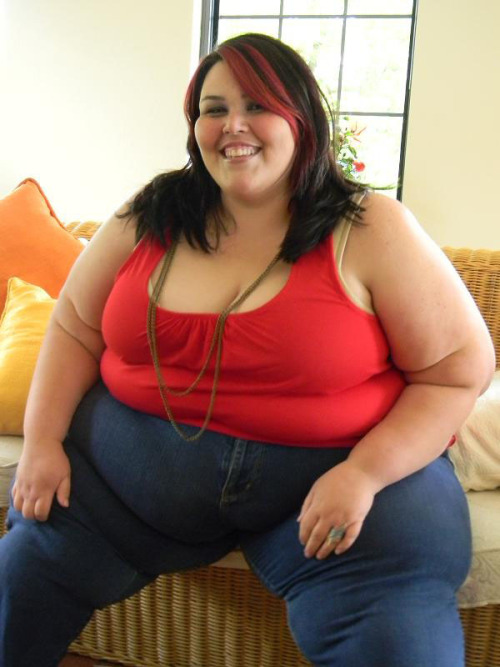 heywewantsomefatty:  Sunny’s belly in jeans part 10