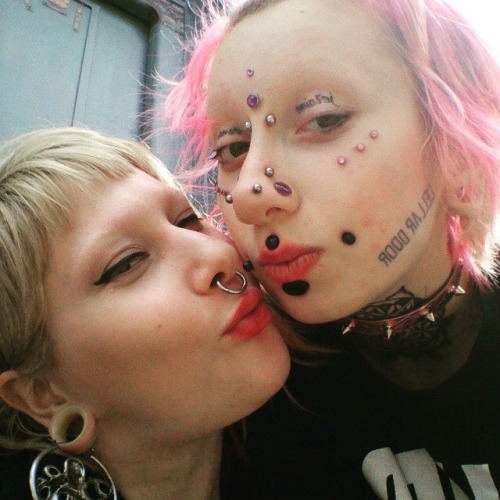 davedog44:Xx Sind das nicht geile Piercings. Echt zum verlieben.