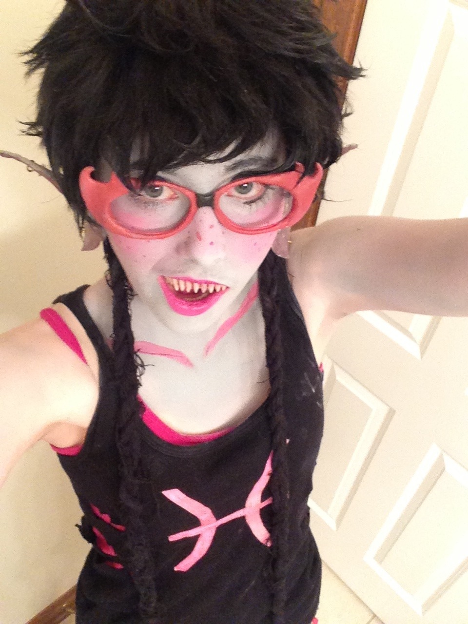 mask-of-words:  fortytwopercentgay:  Ribbons. Who needs to properly paint both arms.