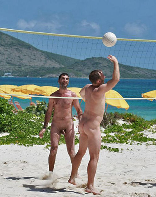 DESNUDOS EN LA PLAYA