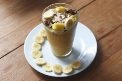 dailyoats:  Breakfast: smoothie made with frozen and fresh banana, pineapple and fresh juice of one orange, topped with oats, homemade granola and pineapple chunks. 