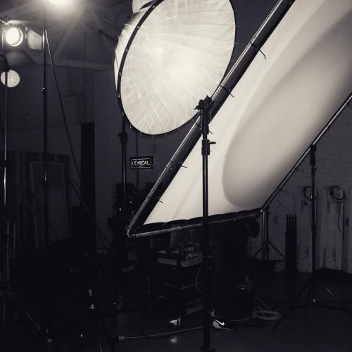 sebastianbruell:  ⚡️todays set⚡️ #düsseldorf #fotoshooting #bts #para177 #broncolor  (hier: Düsseldorf, Germany)