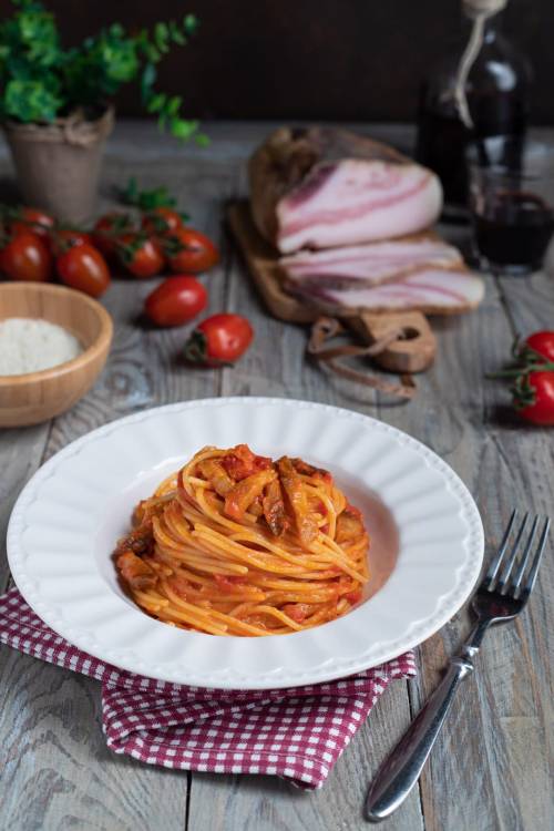 fabforgottennobility:Spaghetti all'amatriciana  