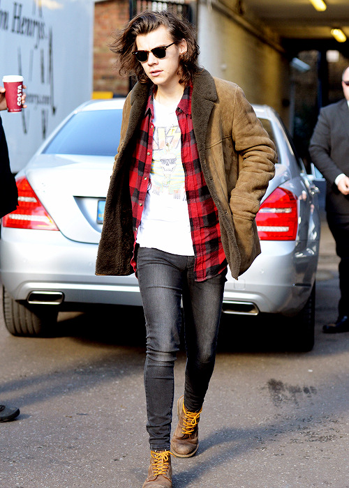 mr-styles:  Harry meeting fans in London 