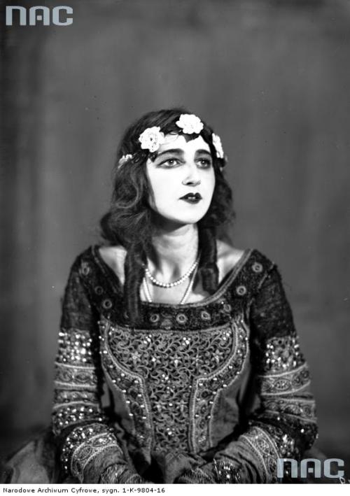 lamus-dworski:Polish actress Zofia Barwińska in a theatre play, 1926 [image via NAC].