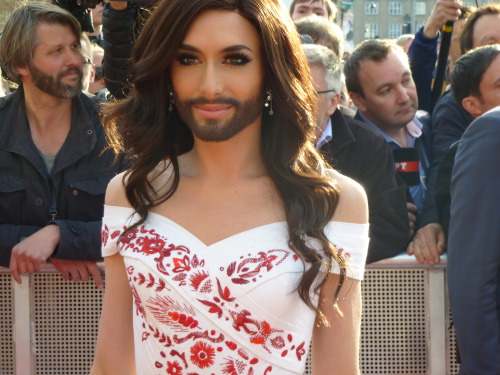 fuzzyhorns: sashanico:   themaddogprincess: Conchita Wurst arriving on the red carpet at the op