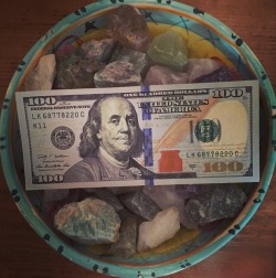 poisonedblacklotus:  theprincessoflight: This is the ✨Wonderful 贄 Weekend Post✨, charged with crystals of abundance and prosperity. Seeing this post will bring you good fortune and your wish will come true. May you be fulfilled and enjoy this weekend.