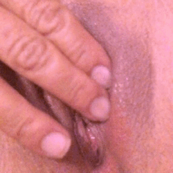 hottotrottots:  Love playing with my clit