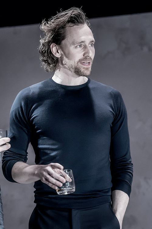 projectprotectloki: fluturojdallandyshia: Tom Hiddleston as Robert in Betrayal. You think he’s