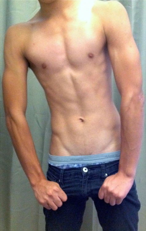 brosgivemeboners:  little bro’s perfect body