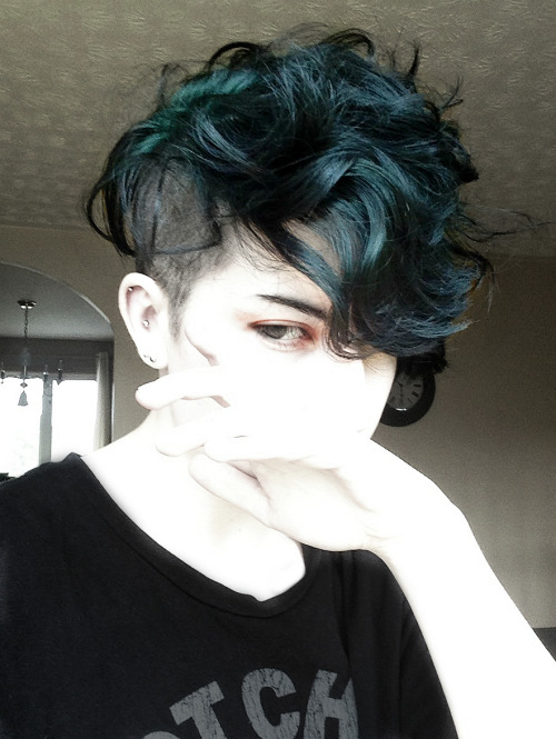 v0nvamp: dyed my hair deep teal