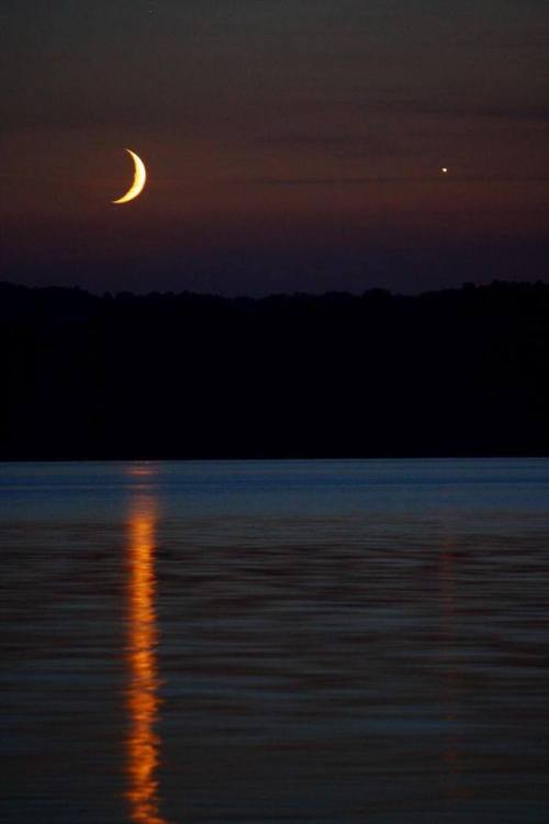 Glitter path.Glitter paths form when the light from an orb like the Sun, Moon or Venus strikes chopp