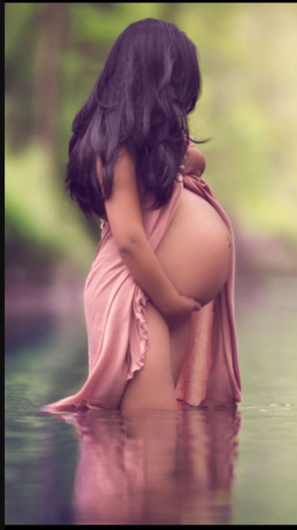 iamthewolfofmetal: Perhaps the most beautiful pregnancy photo of all time. Artistically done and inc