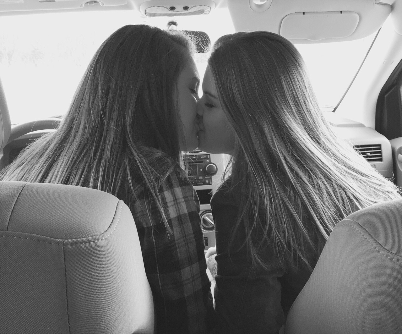 lesbianpetra:  Beautiful lesbians - Soft velvet - Girls in diapers - Peeing ladies@