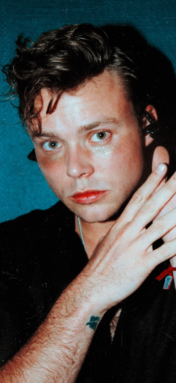 ashton irwin ; simple lockscreenslike/reblog | @spearbinsung